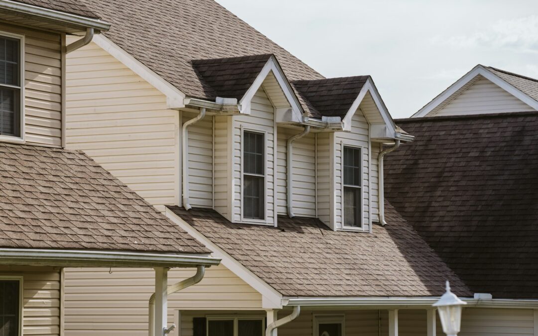 How Roof Repair in Fayetteville, IL Addresses Heat-Stressed Shingles